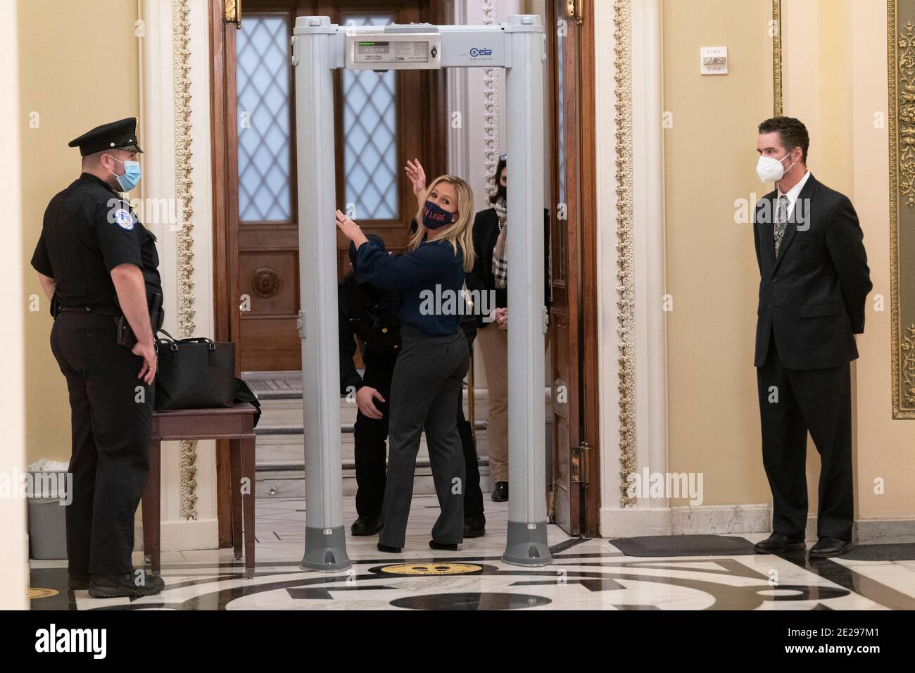 12 de enero de 2021- Washington DC- la representante Marjorie Taylor Greene(R-GA) grita a los periodistas mientras pasa por un detector de metales recién instalado fuera de la Cámara de representantes. Crédito de la foto: Chris Kleponis/Sipa USA Foto de stock