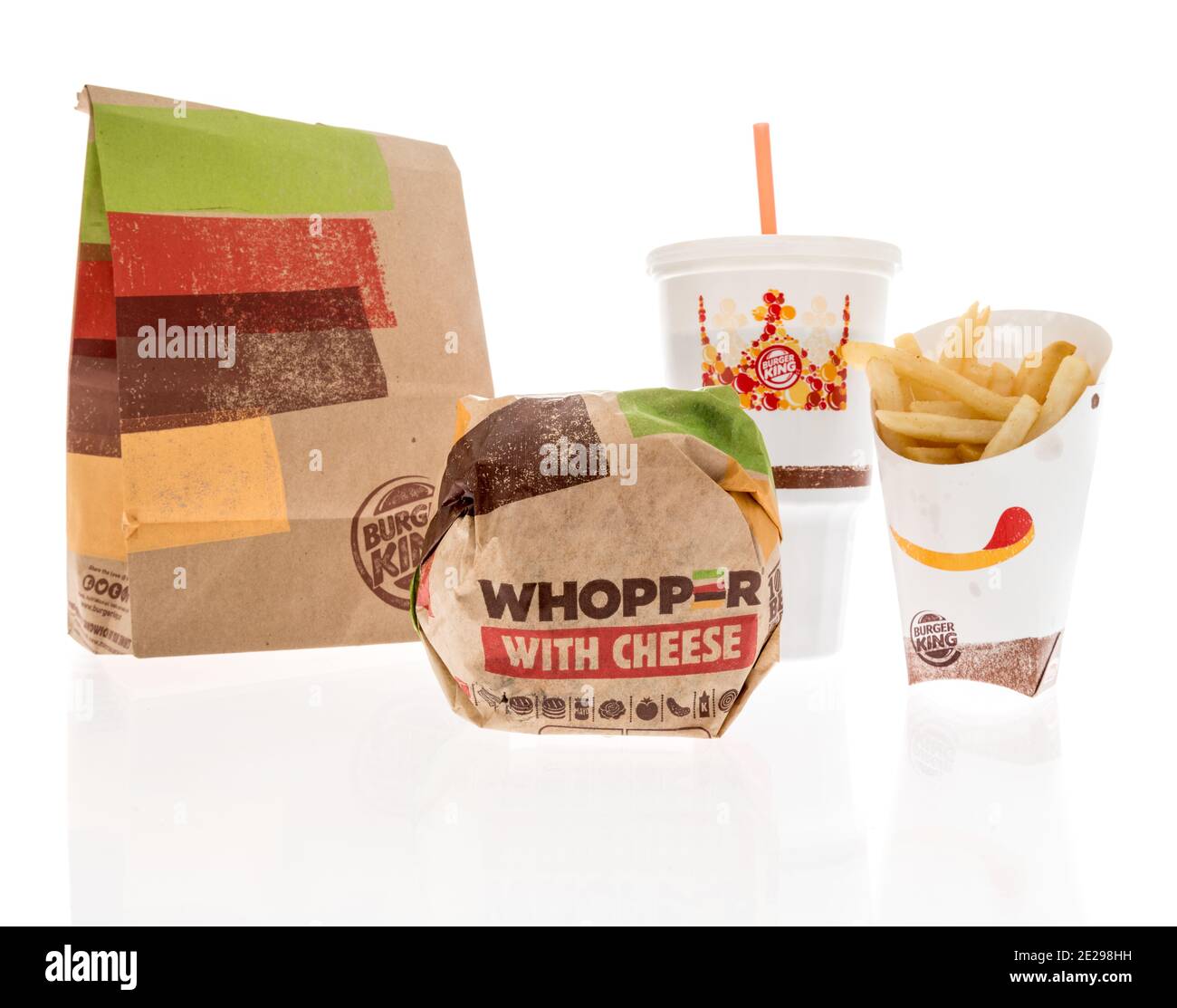 Winneconne, WI -12 de enero de 2021: Un paquete de Burger King Whopper  comida bebida patatas fritas bolsa en un fondo aislado Fotografía de stock  - Alamy