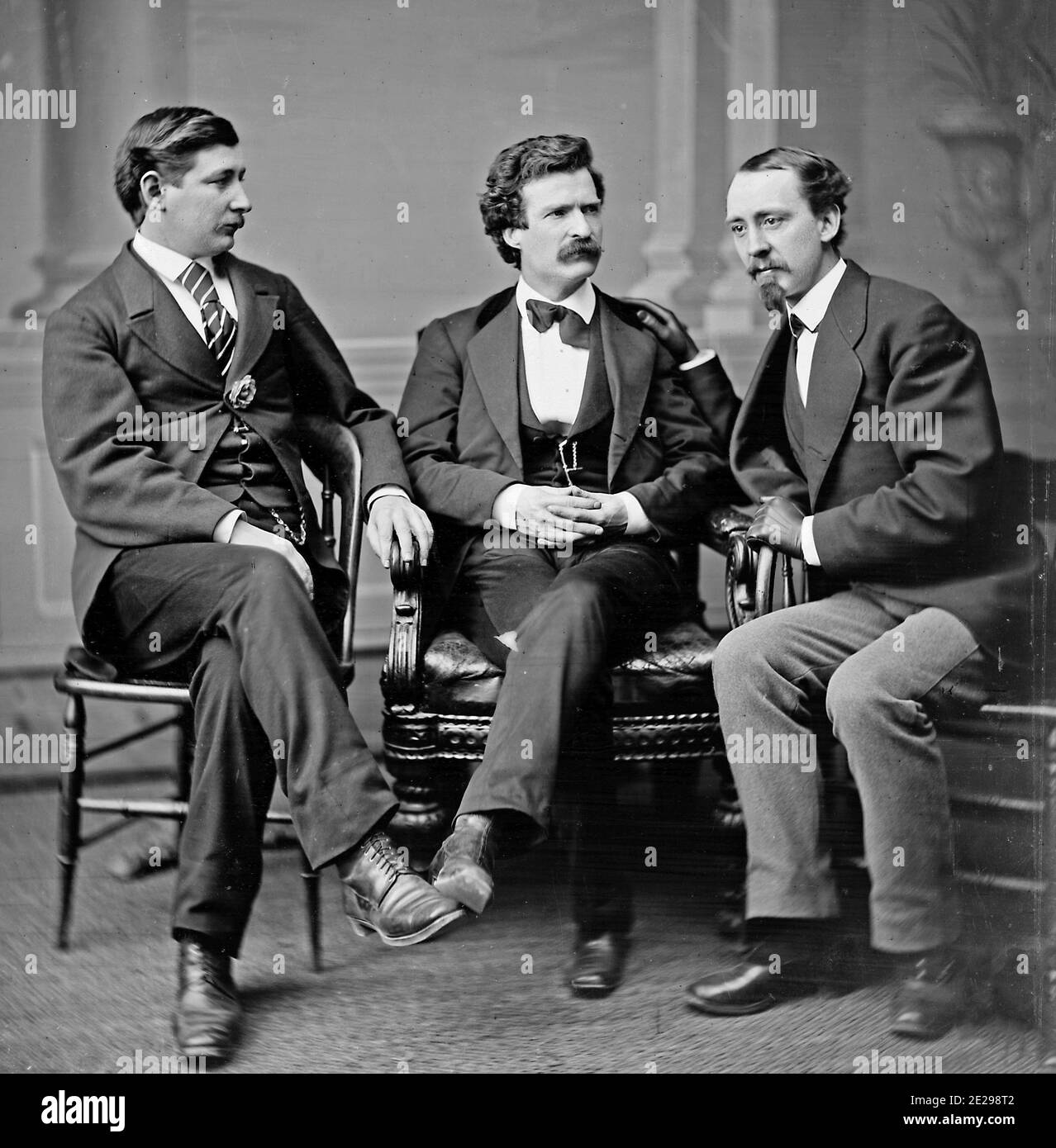 Foto de grupo retrato del autor y humorista Mark Twain (también conocido como Samuel L. Clemens; en el centro), señaló el corresponsal y autor de la Guerra Civil estadounidense George Alfred Townsend (izquierda), y David Gray, editor del Buffalo Courier (derecha), febrero de 1871 Foto de stock