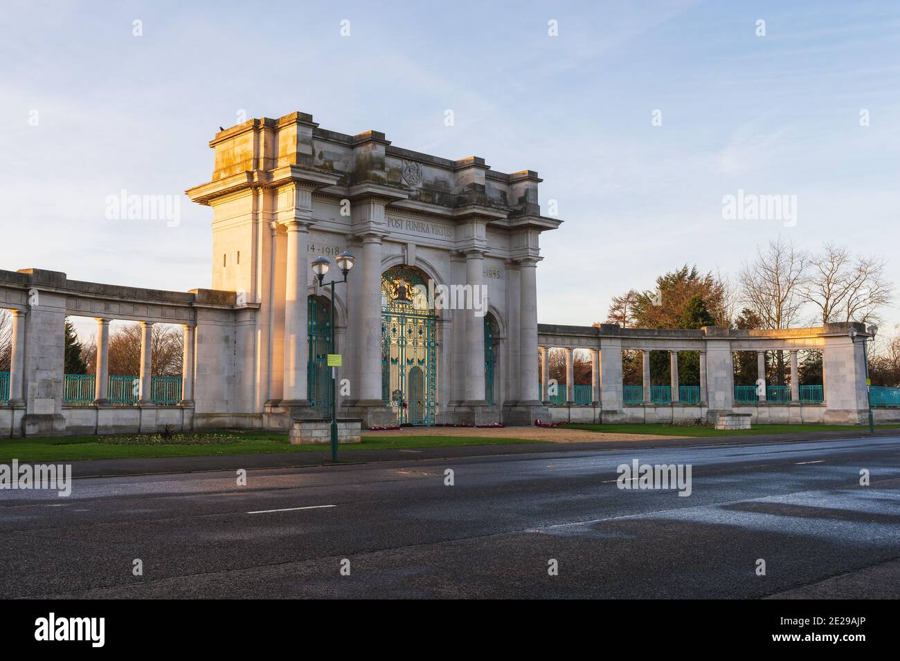 El Arco Memorial fue dedicado a conmemorar los muertos de la guerra británica, y frente a los Jardines Memorial, se encuentra frente al río Trent a lo largo del dique Foto de stock