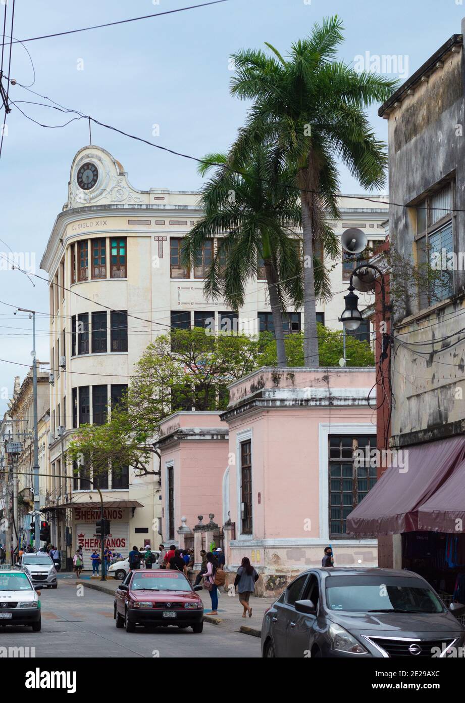Calle ocupada del centro de Mérida, Yucatán, México Foto de stock