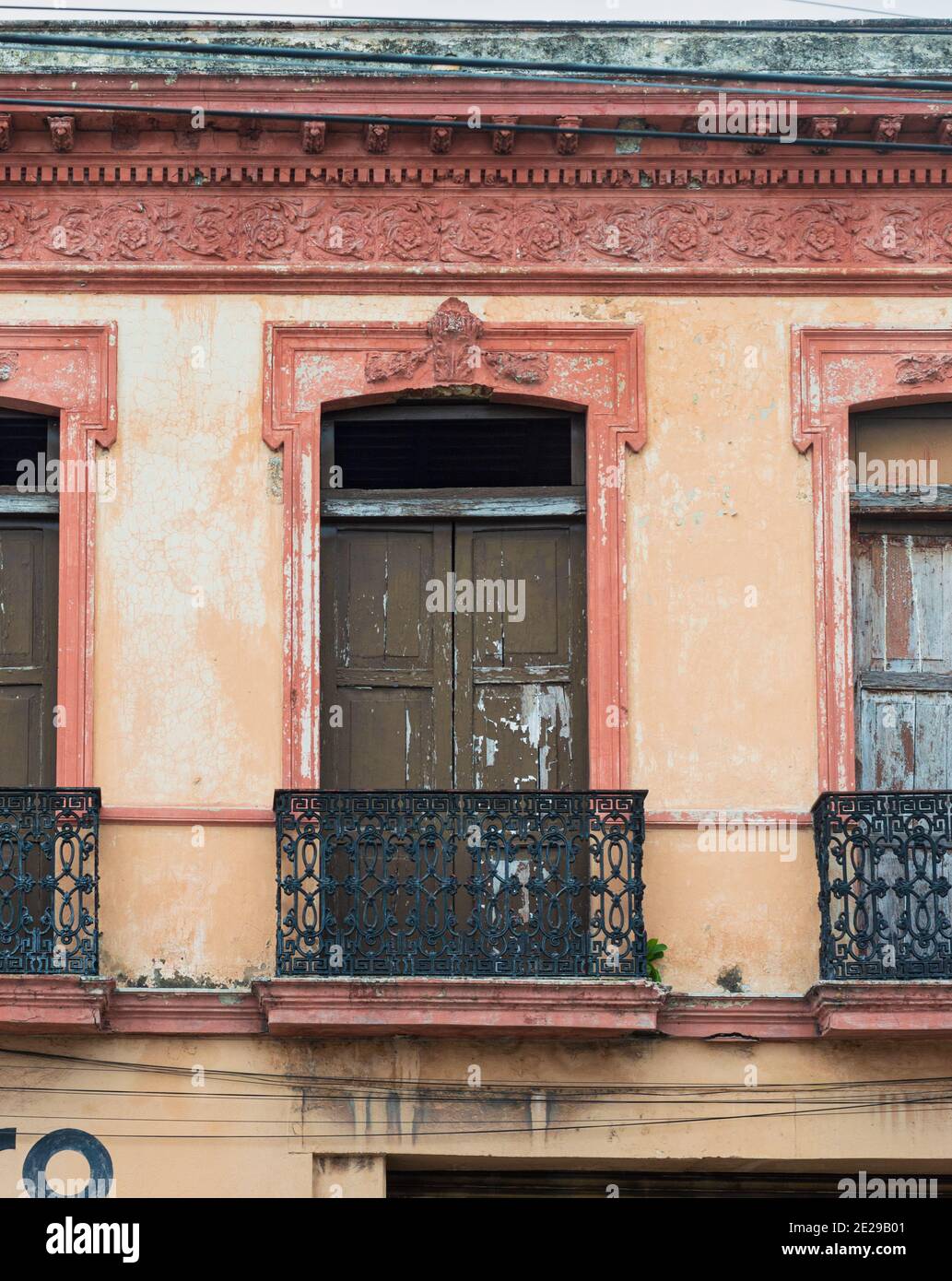 Antigua ventana, balcón de un edificio de estilo francés, Mérida, Yucatán, México Foto de stock