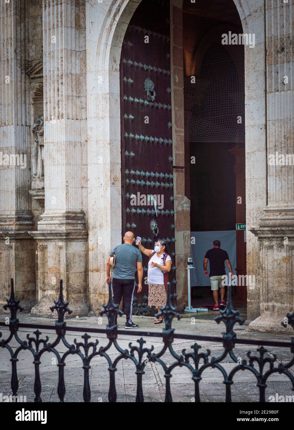 Nuevo México normal, entrada de la Catedral en Mérida, Yucatán. Gel desinfectante y tamizaje de temperatura durante la pandemia de Covid. Foto de stock