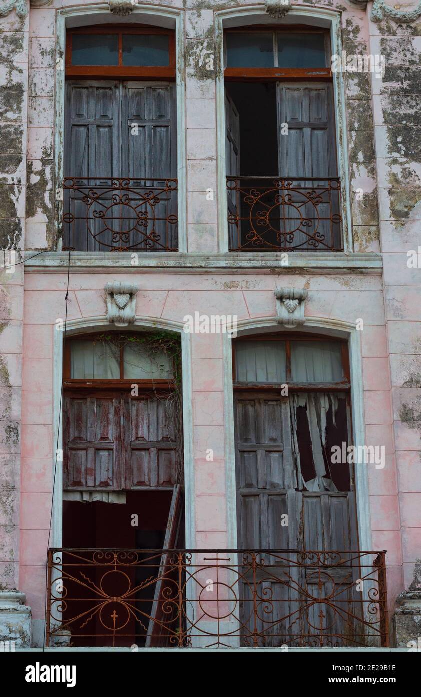Ventanas de un edificio abandonado de estilo colonial francés en el centro de Mérida, Yucatán, México Foto de stock