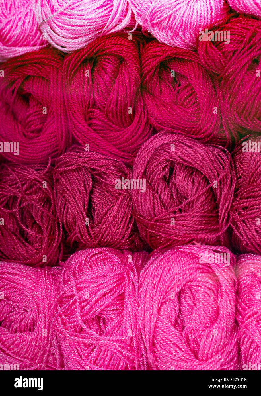 Diferentes tonos de hilo rosa, de cerca. Foto de stock