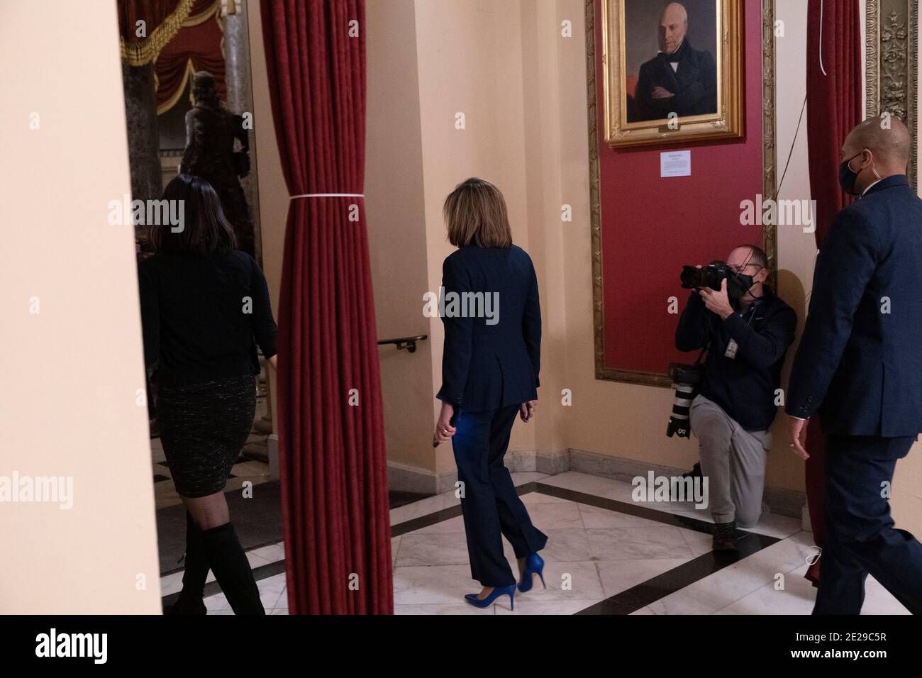 Washington DC- Presidente de la, Estados Unidos. 12 de enero de 2021. La Cámara de representantes Nancy Pelosi sale de la Cámara de representantes después de haber votado sobre la destitución del presidente Trump. Crédito de la foto: Chris Kleponis/Sipa USA crédito: SIPA USA/Alamy Live News Foto de stock