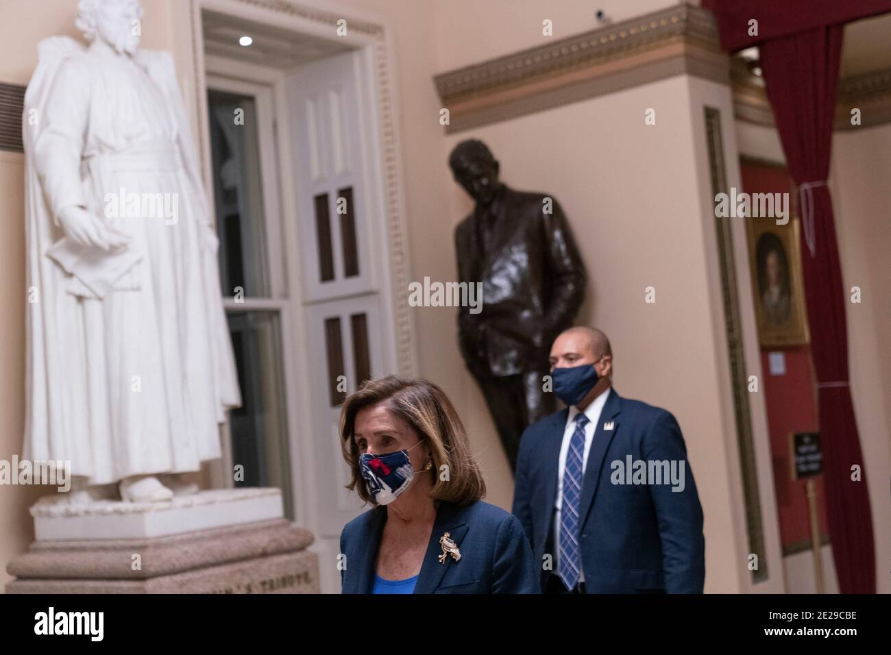 Washington DC- Presidente de la, Estados Unidos. 12 de enero de 2021. La Cámara de representantes Nancy Pelosi sale de la Cámara de representantes después de celebrar el primero de dos votos sobre la destitución del presidente Trump del cargo. Crédito de la foto: Chris Kleponis/Sipa USA crédito: SIPA USA/Alamy Live News Foto de stock