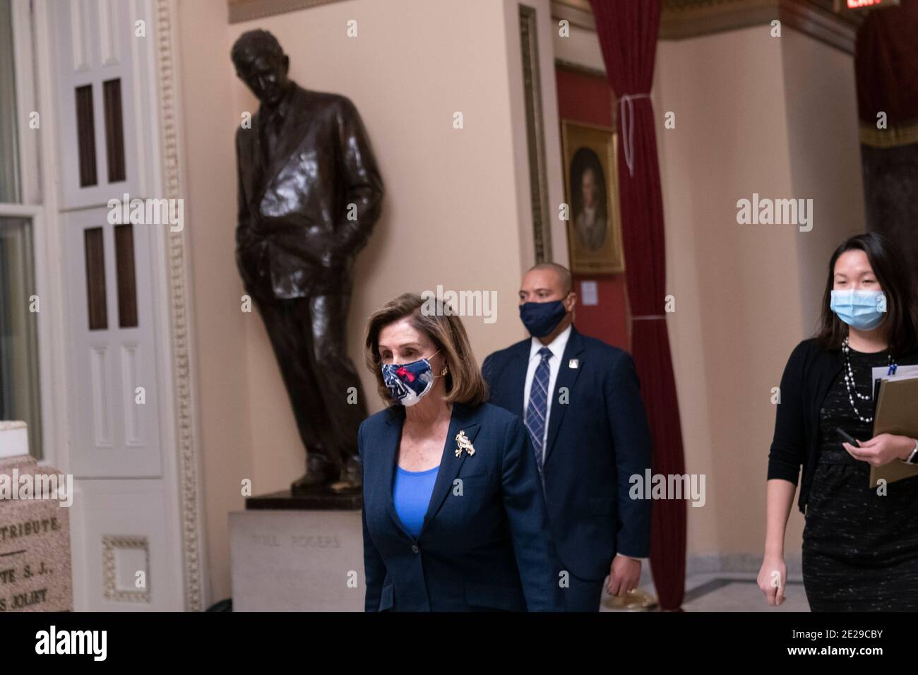 Washington DC- Presidente de la, Estados Unidos. 12 de enero de 2021. La Cámara de representantes Nancy Pelosi sale de la Cámara de representantes después de celebrar el primero de dos votos sobre la destitución del presidente Trump del cargo. Crédito de la foto: Chris Kleponis/Sipa USA crédito: SIPA USA/Alamy Live News Foto de stock