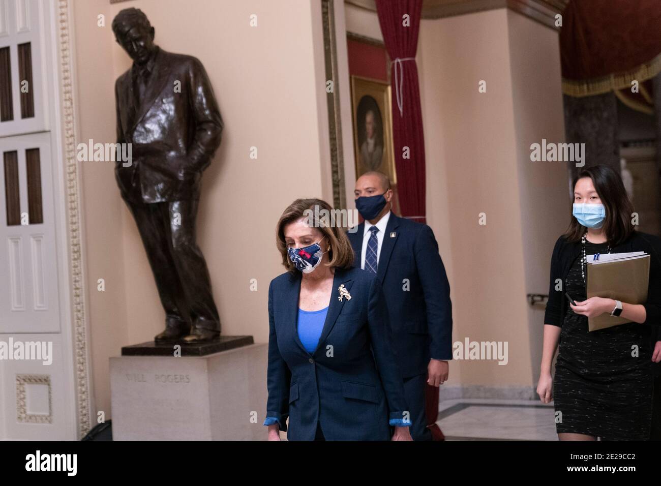 Washington DC- Presidente de la, Estados Unidos. 12 de enero de 2021. La Cámara de representantes Nancy Pelosi sale de la Cámara de representantes después de celebrar el primero de dos votos sobre la destitución del presidente Trump del cargo. Crédito de la foto: Chris Kleponis/Sipa USA crédito: SIPA USA/Alamy Live News Foto de stock