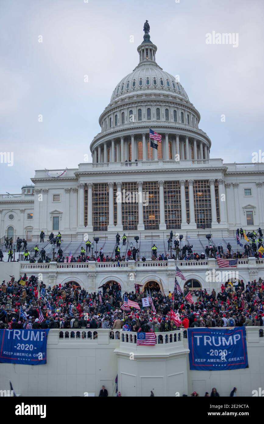 6 de enero de 2021. Grandes multitudes de Protesters en Capitol Hill con las banderas de Donald Trump 2020. Edificio DEL Capitolio DE EE.UU., Washington DC.USA Foto de stock