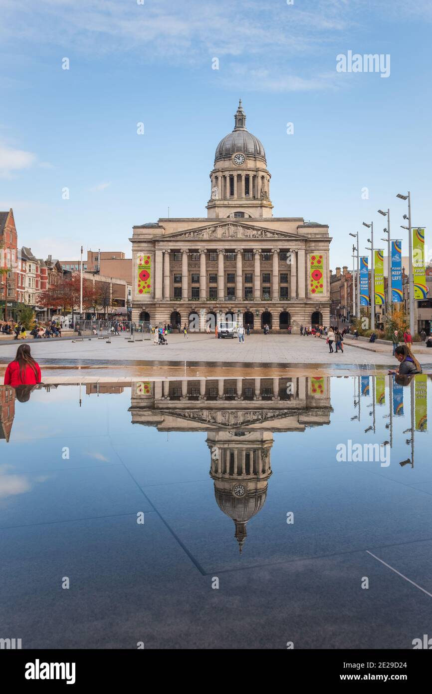 El imponente Nottingham Council House se encuentra sobre el centro de la ciudad de Nottingham, actuando como telón de fondo de la antigua plaza del mercado de Nottingham. Foto de stock