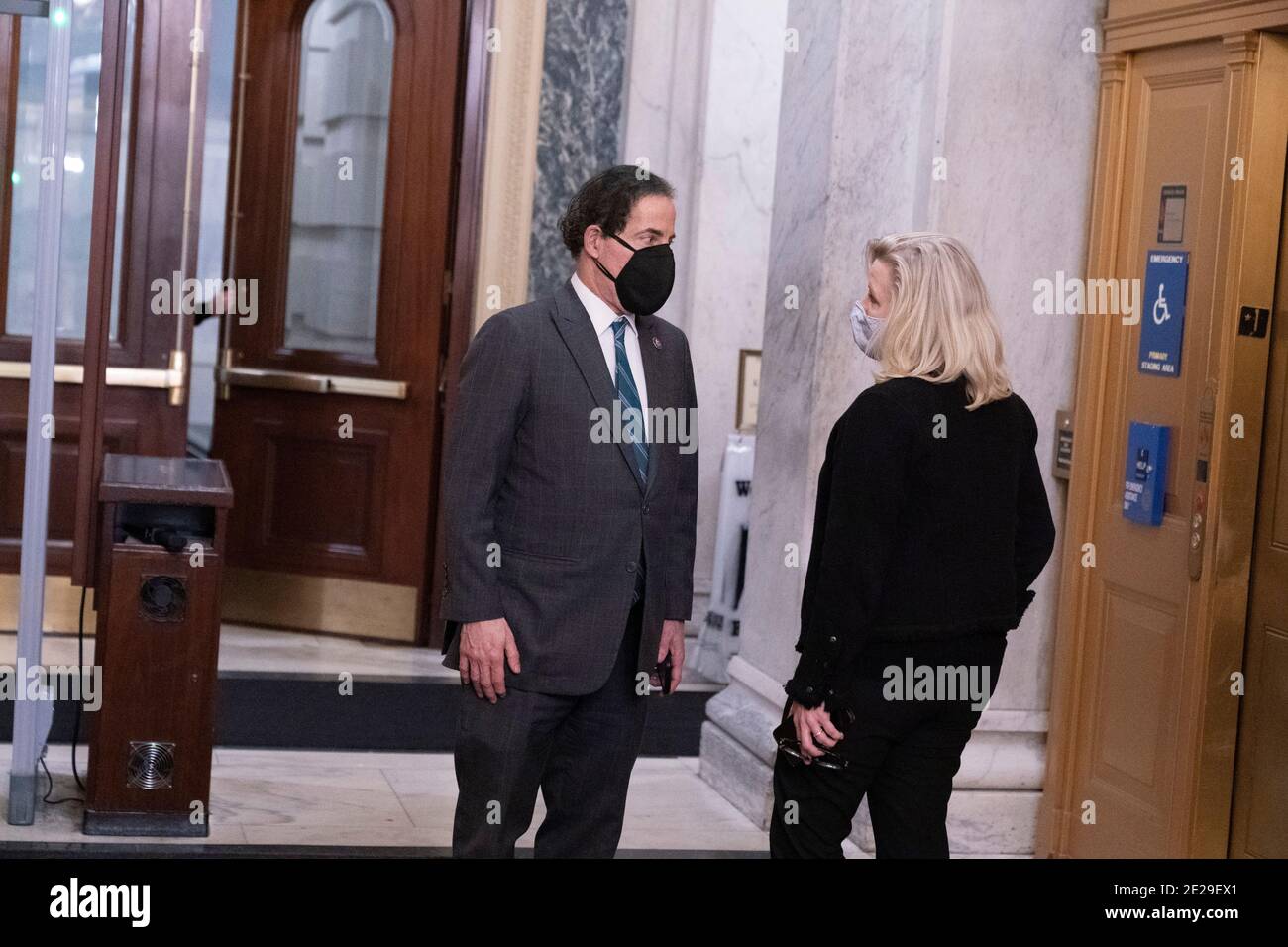 Washington DC, Estados Unidos. 12 de enero de 2021. El representante Jamie Raskin (D-MD) habla con el representante Liz Cheney (R-WY) después de una votación de la Cámara en la que se pide al vicepresidente Mike Pence que invoque la Enmienda 25, que sería el presidente Trump desde su cargo. Crédito de la foto: Chris Kleponis/Sipa USA crédito: SIPA USA/Alamy Live News Foto de stock