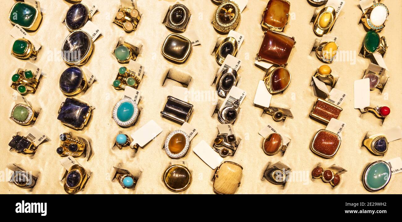 Vista superior de una colección de anillos antiguos Fotografía de stock -  Alamy