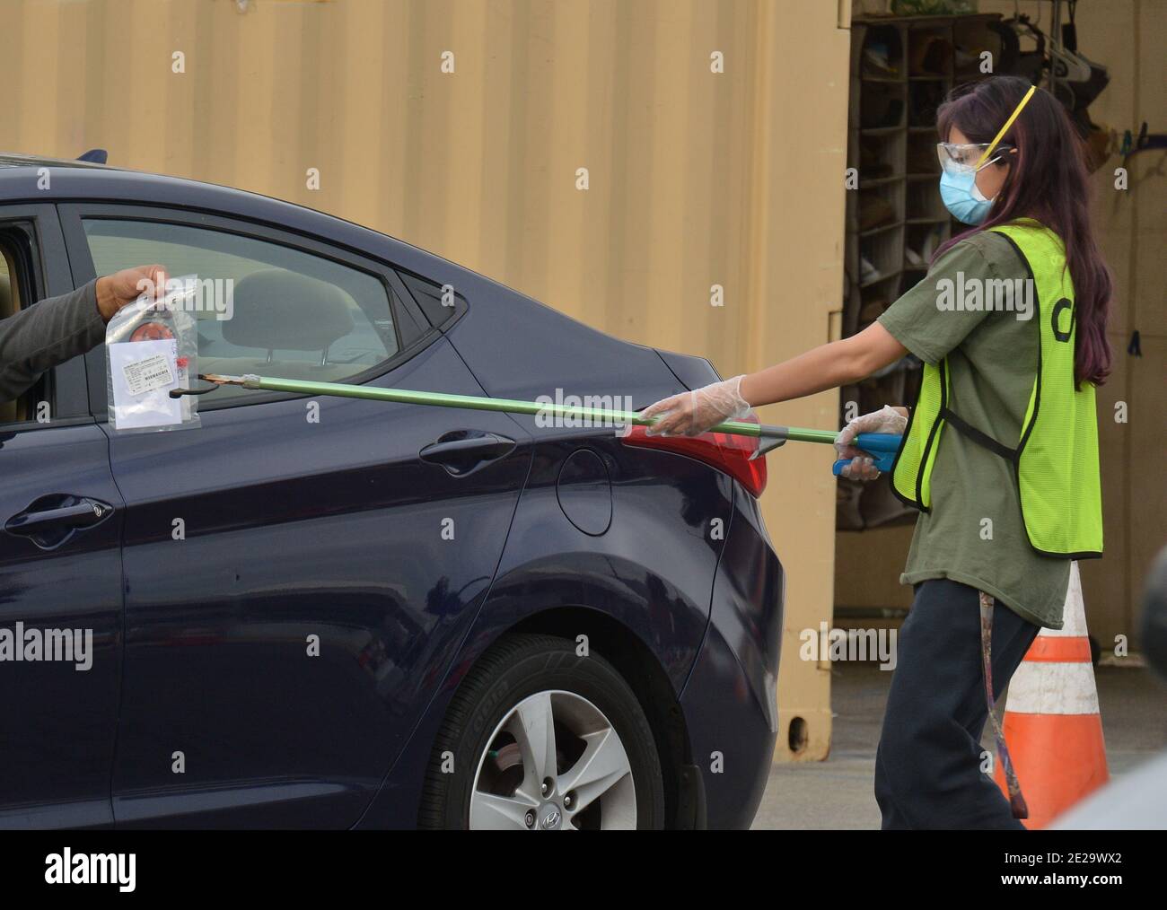 Los Ángeles, California, EE.UU. 13 de enero de 2021. Los Angeles, Estados Unidos. 13 de enero de 2021. Los residentes depositan su prueba curativa de coronavirus en un receptáculo en el sitio de pruebas de la represa Hansen en los Ángeles el martes, 12 de enero de 2021. Los funcionarios de salud del condado de los Ángeles dijeron el domingo que dejarán de proporcionar la prueba de coronavirus comúnmente utilizada después de que los reguladores federales plantearan preguntas sobre su exactitud, diciendo que la prueba realizada por curative conlleva un "riesgo de resultados falsos, en particular resultados negativos falsos". Foto de Jim Ruymen/UPI crédito: UPI/Alamy Live News crédito: UPI/Alamy Live News Foto de stock
