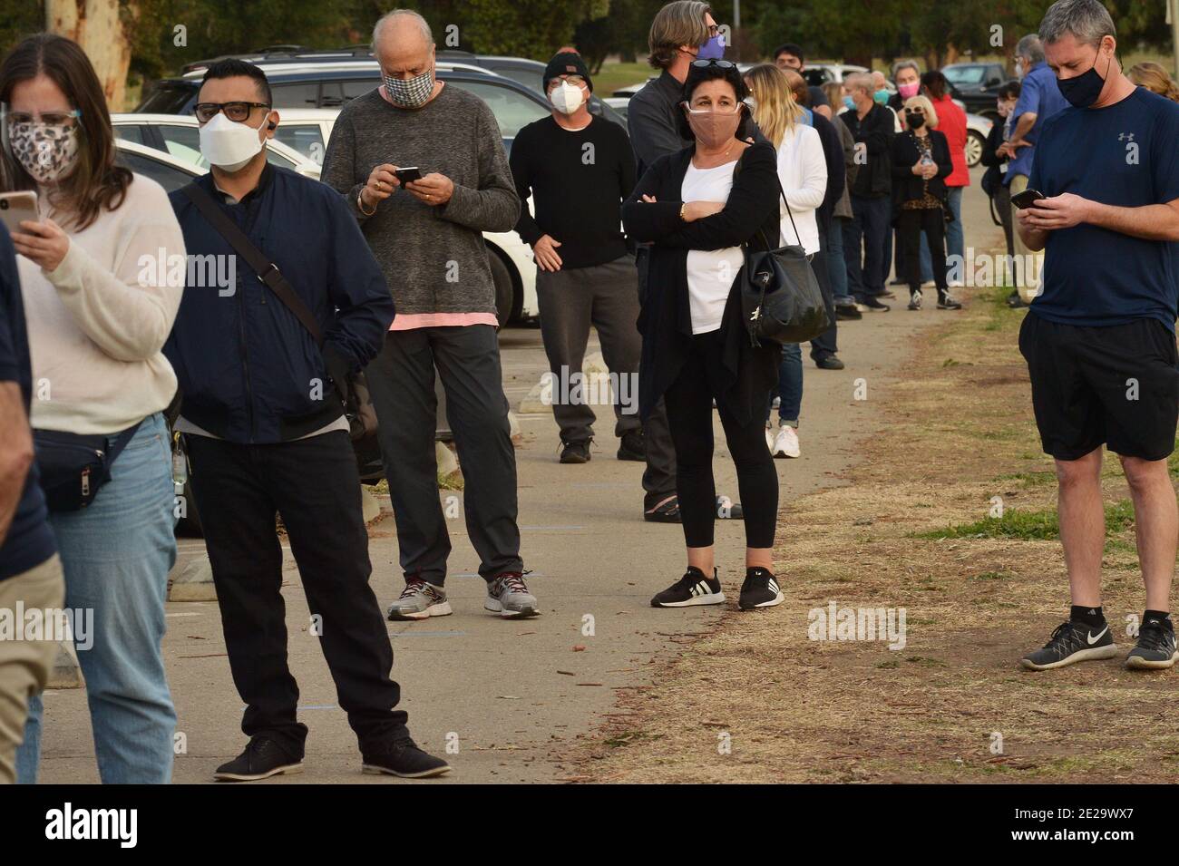 Los Ángeles, California, EE.UU. 13 de enero de 2021. Los Angeles, Estados Unidos. 13 de enero de 2021. Los residentes esperan en fila para ser inoculados con la vacuna moderna COVID-19 en el sitio de vacunación del Balboa Sports Center en los Ángeles el martes, 12 de enero de 2021. Las personas mayores de 65 años y aquellos con graves condiciones de salud subyacentes en los Ángeles y en toda California podrían ser rápidamente elegibles para una vacuna COVID-19, y los funcionarios federales instaron a los estados el martes a distribuir más ampliamente las vacunas. Foto de Jim Ruymen/UPI crédito: UPI/Alamy Live News crédito: UPI/Alamy Live News Foto de stock