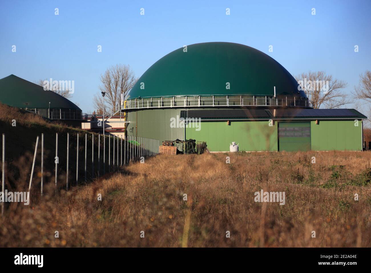 Producción de biogás en Alemania rural / Biogasanlage, Erzeugung von Biogas durch Vergärung von Biomasse, Alemania Foto de stock