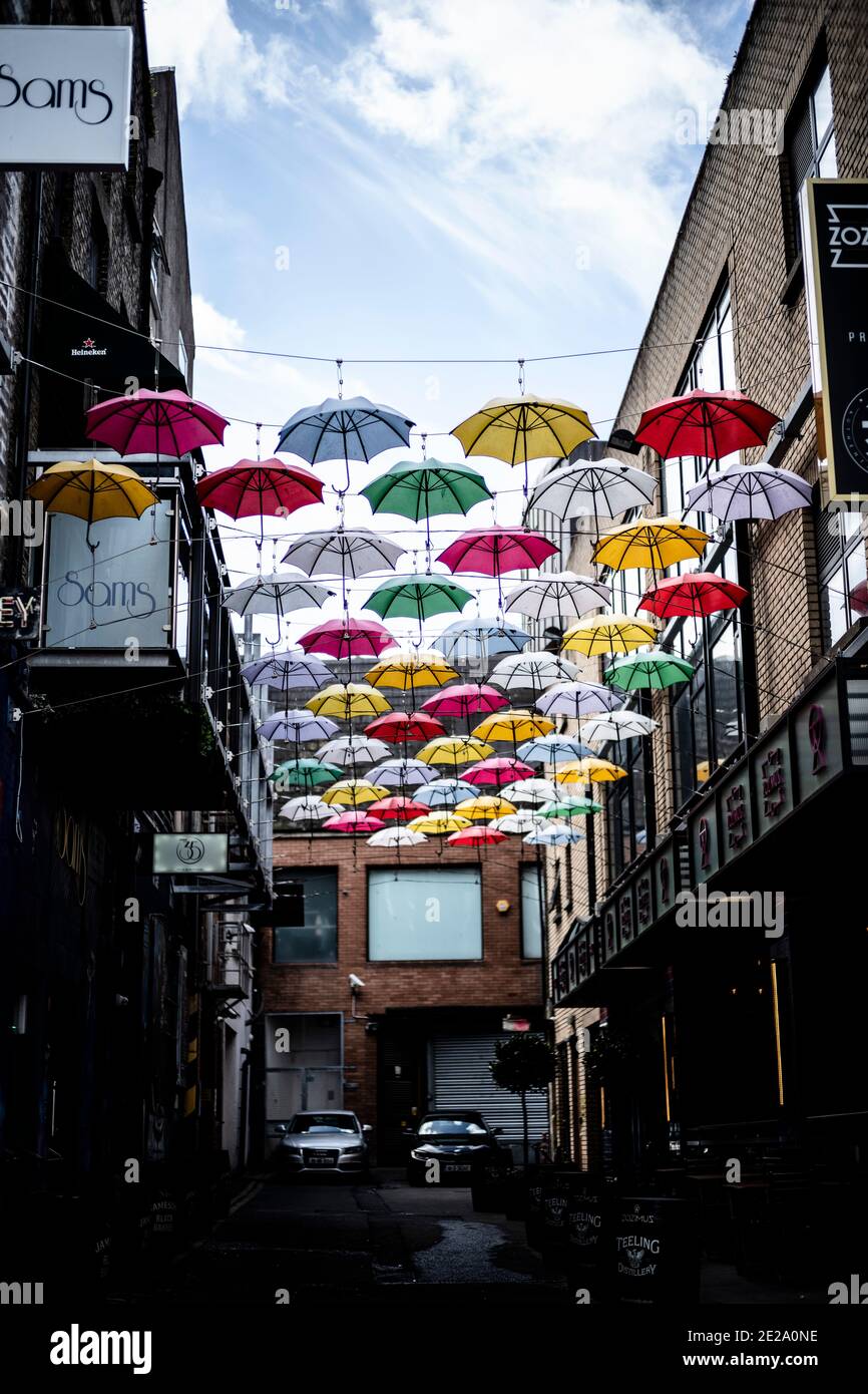 Dublín, Irlanda. 26 de mayo de 2019. Las coloridas sombrillas se  extendieron a lo largo de la calle Anne's Lane en Dublín, Irlanda. Entre  ellos hay numerosos clubes pequeños y bares. Crédito: