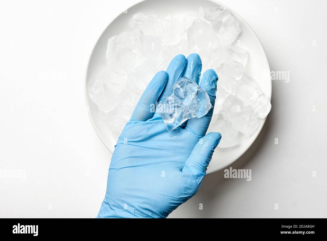 Mano en guantes mantener hielo. Médico sosteniendo un hielo. Foto de alta  calidad Fotografía de stock - Alamy