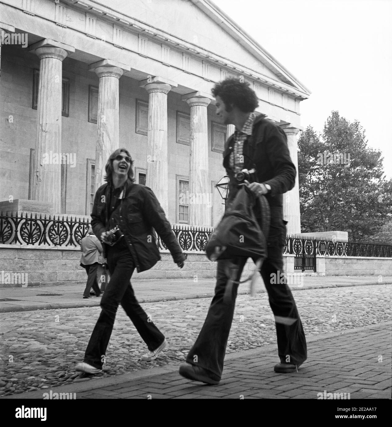 Jóvenes de buen humor caminando por la calle. Segundo Banco de los Estados Unidos. Filadelfia, EE.UU., 1976 Foto de stock