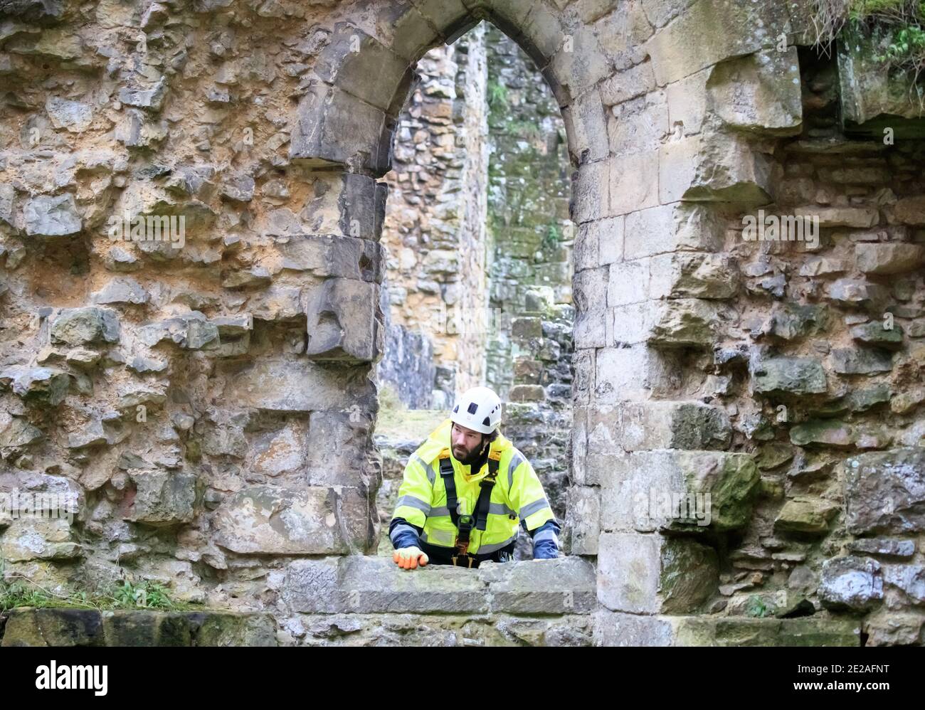 El masón de piedra James Preston de SSH Conservation, examina la Abadía de Rievaulx en North Yorkshire mientras el Patrimonio Inglés se prepara para llevar a cabo un trabajo vital de conservación. El Patrimonio Inglés comisiona una encuesta en la Abadía de Rievaulx en un ciclo de cinco años para evaluar la condición de la abadía desde el nivel del suelo hasta la parte superior de la estructura. Foto de stock