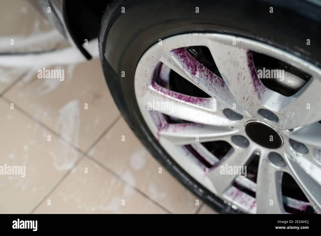 Limpiador de llantas de coche fotografías e imágenes de alta resolución -  Alamy
