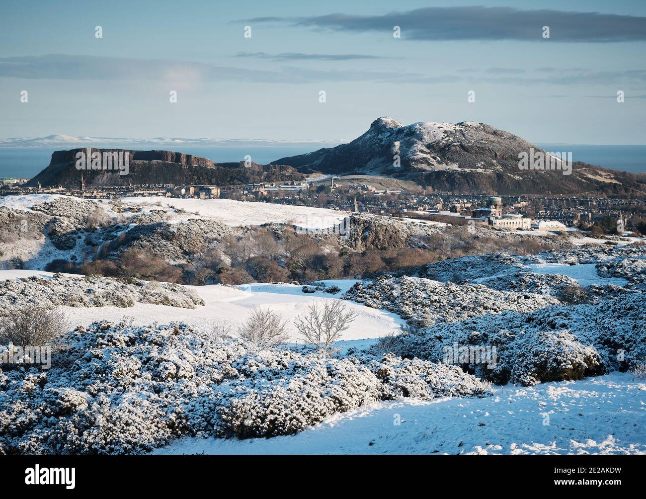 Arthurs Seat y Salisbury Crag Edimburgo en invierno nieve un día soleado Foto de stock
