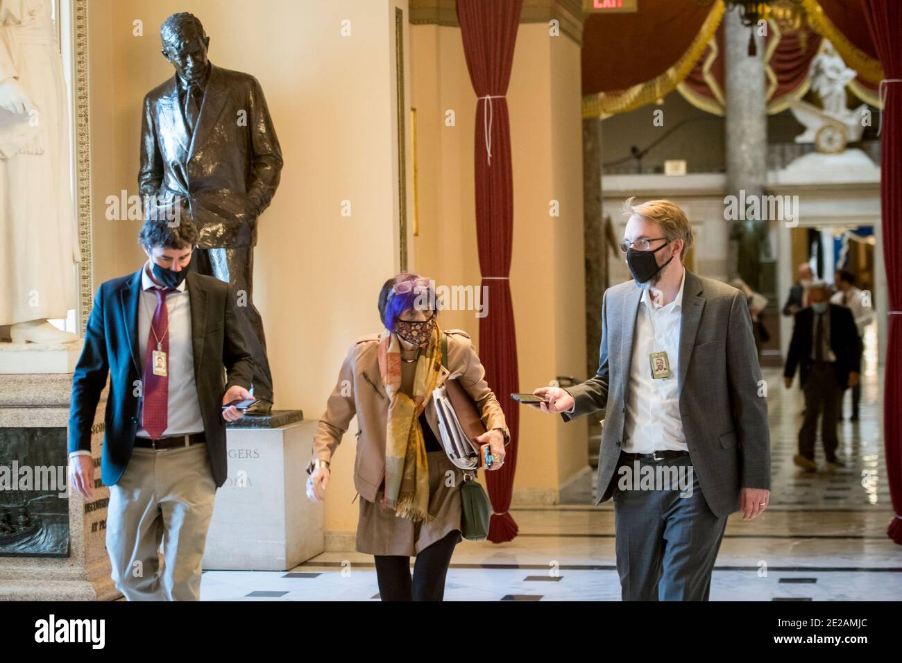 La Representante de los Estados Unidos Rosa DeLauro (Demócrata de Connecticut) habla con reporteros en el Capitolio de los Estados Unidos en Washington, DC, martes, 12 de enero de 2021. Crédito: Rod Lamkey/CNP /MediaPunch Foto de stock