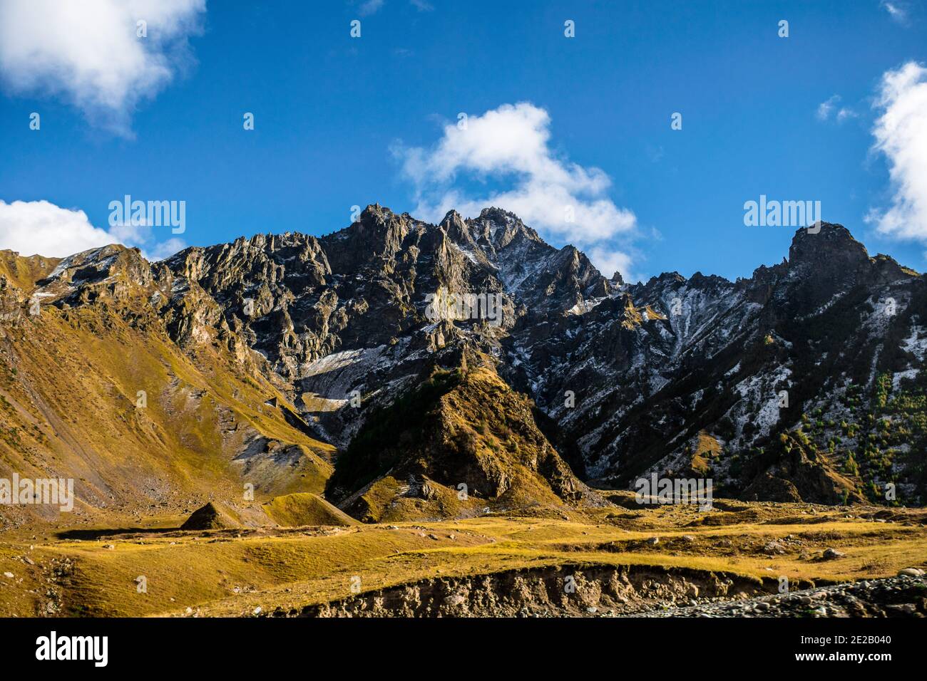 Cáucaso Monte la cordillera de kazbegi en un día soleado brillante. Foto de stock