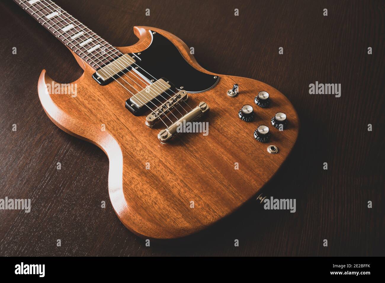 Guitarra eléctrica Gibson SG sobre fondo de madera Fotografía de stock -  Alamy