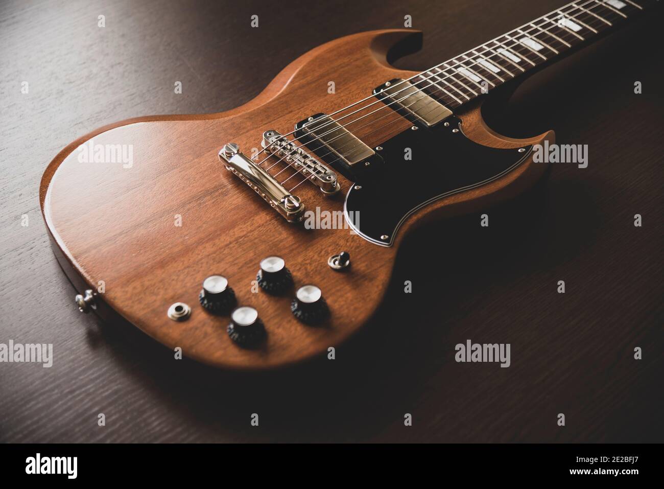Guitarra eléctrica Gibson SG sobre fondo de madera Foto de stock