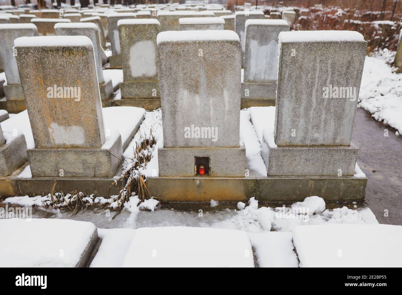 Lápidas en un cementerio judío durante un día de invierno frío y nevado. Foto de stock