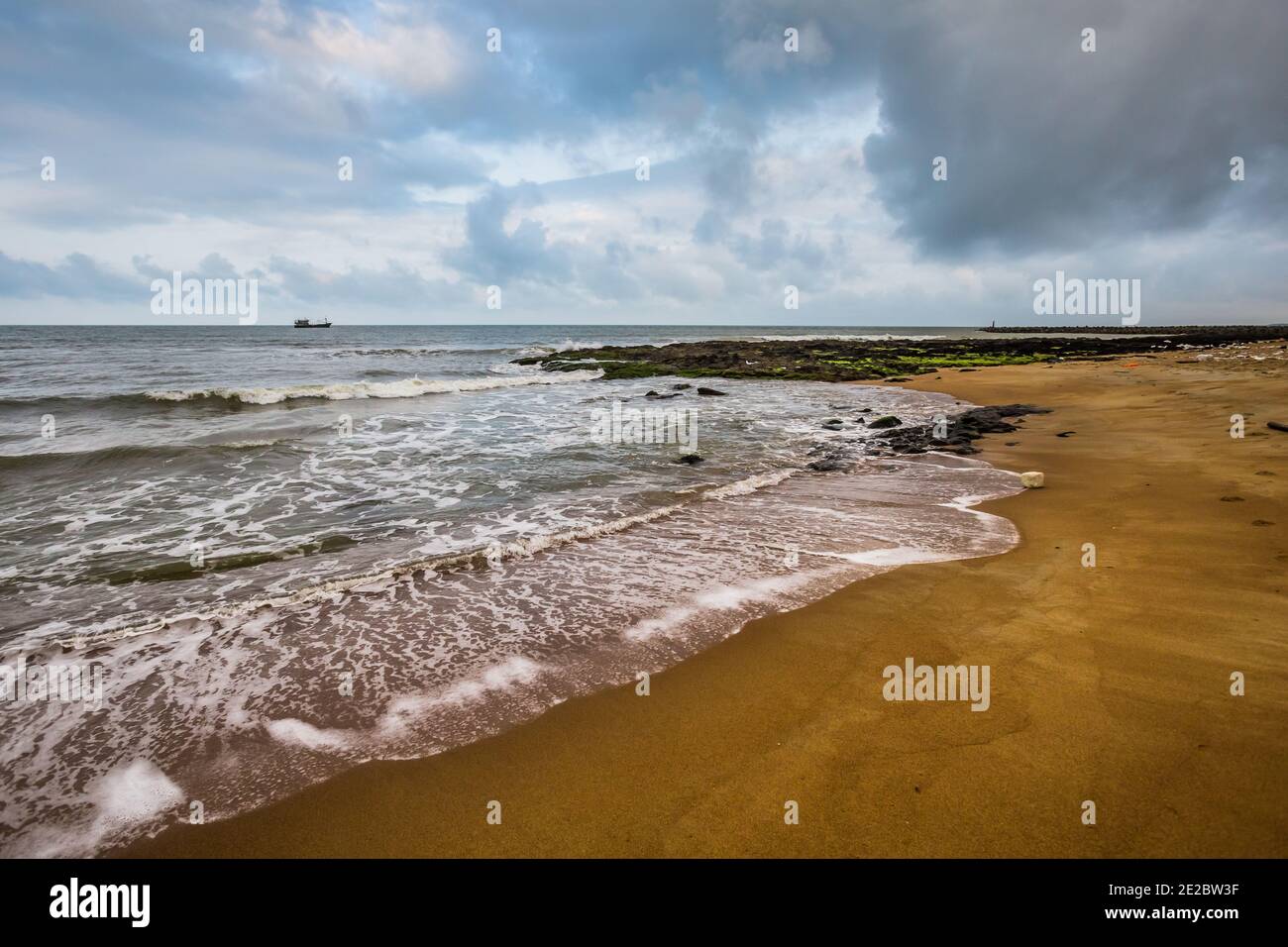 Playa de Cua Tung en Hoa Ly, distrito de Vinh Linh, provincia de Quang Tri  Vietnam. Paisaje de playa prístina llena de algas en flor Fotografía de  stock - Alamy