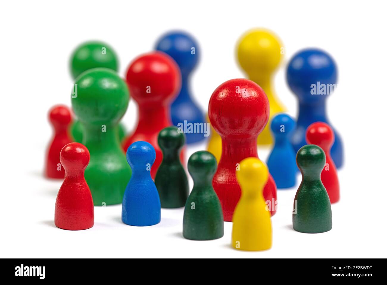 Figuras de juego de colores sobre un fondo blanco Foto de stock