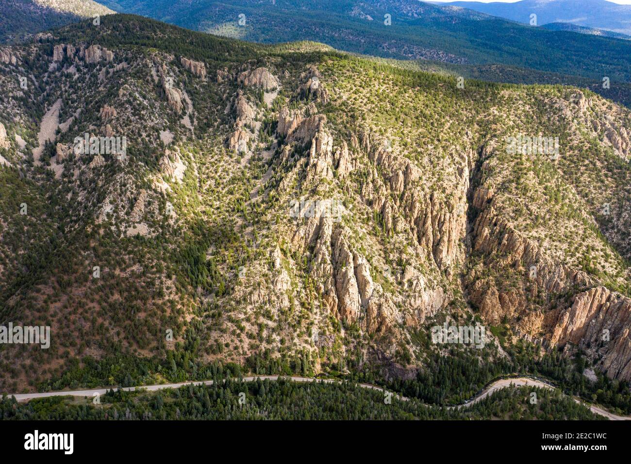 US-64 Cimarron, Parque Estatal Cimarron Canyon, Nuevo México, Estados Unidos Foto de stock