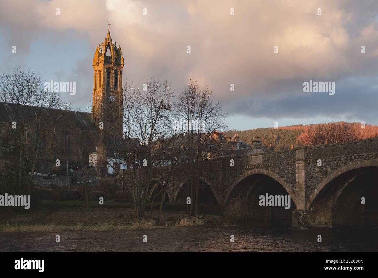 La antigua iglesia parroquial de Peebles vista desde el puente Peebles