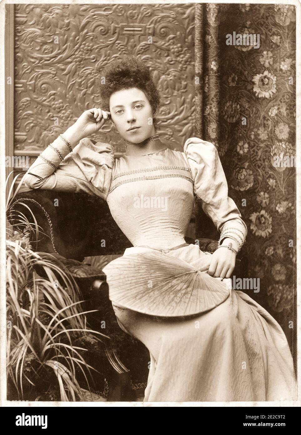Retrato victoriano de una joven de moda desconocida que viste un vestido  con cintura de avispa con una pierna de mangas de carnero. Fechas hasta  c1896. Foto de John Tom Drinkwater Butt (