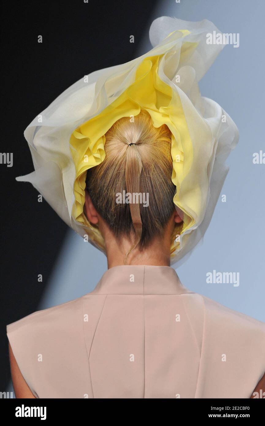 Un modelo muestra una creación del diseñador Dai Fujiwara para la muestra de la colección de Issey Myake Primavera-Verano 2012 Ready-to-Wear celebrada en el Jardin des Tuilleries en París, Francia, el 2 de octubre de 2011. Foto de Christophe Guibbaud/ABACAPRESS.COM Foto de stock