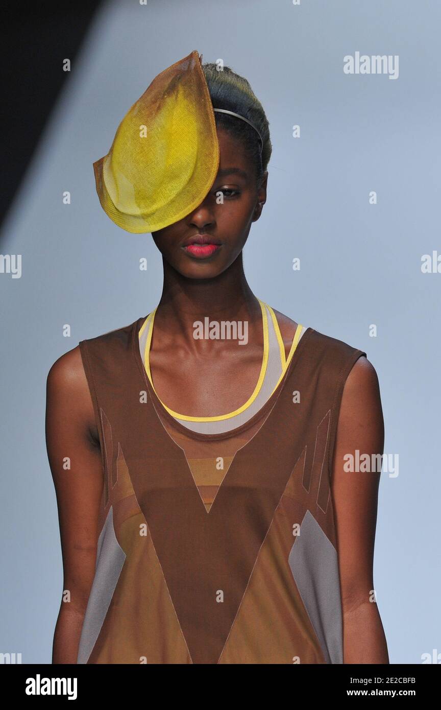 Un modelo muestra una creación del diseñador Dai Fujiwara para la muestra de la colección de Issey Myake Primavera-Verano 2012 Ready-to-Wear celebrada en el Jardin des Tuilleries en París, Francia, el 2 de octubre de 2011. Foto de Christophe Guibbaud/ABACAPRESS.COM Foto de stock