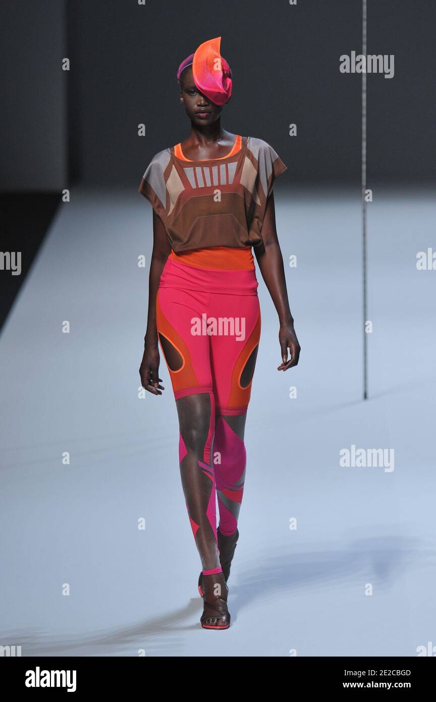 Un modelo muestra una creación del diseñador Dai Fujiwara para la muestra de la colección de Issey Myake Primavera-Verano 2012 Ready-to-Wear celebrada en el Jardin des Tuilleries en París, Francia, el 2 de octubre de 2011. Foto de Christophe Guibbaud/ABACAPRESS.COM Foto de stock