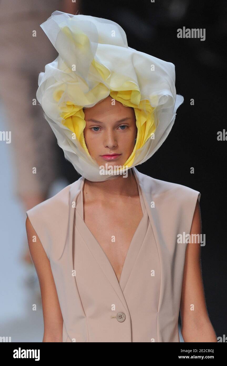 Un modelo muestra una creación del diseñador Dai Fujiwara para la muestra de la colección de Issey Myake Primavera-Verano 2012 Ready-to-Wear celebrada en el Jardin des Tuilleries en París, Francia, el 2 de octubre de 2011. Foto de Christophe Guibbaud/ABACAPRESS.COM Foto de stock