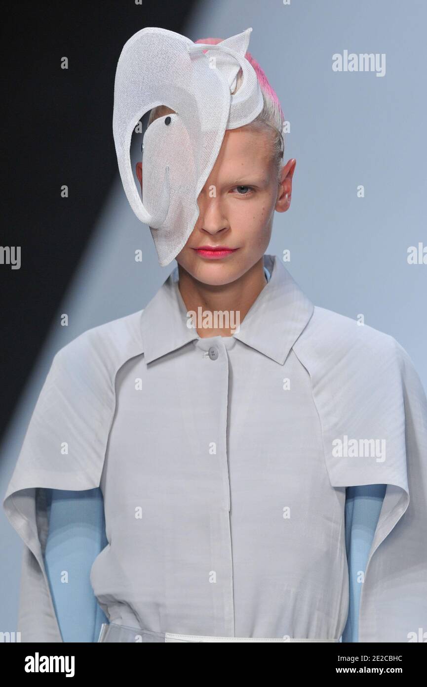 Un modelo muestra una creación del diseñador Dai Fujiwara para la muestra de la colección de Issey Myake Primavera-Verano 2012 Ready-to-Wear celebrada en el Jardin des Tuilleries en París, Francia, el 2 de octubre de 2011. Foto de Christophe Guibbaud/ABACAPRESS.COM Foto de stock