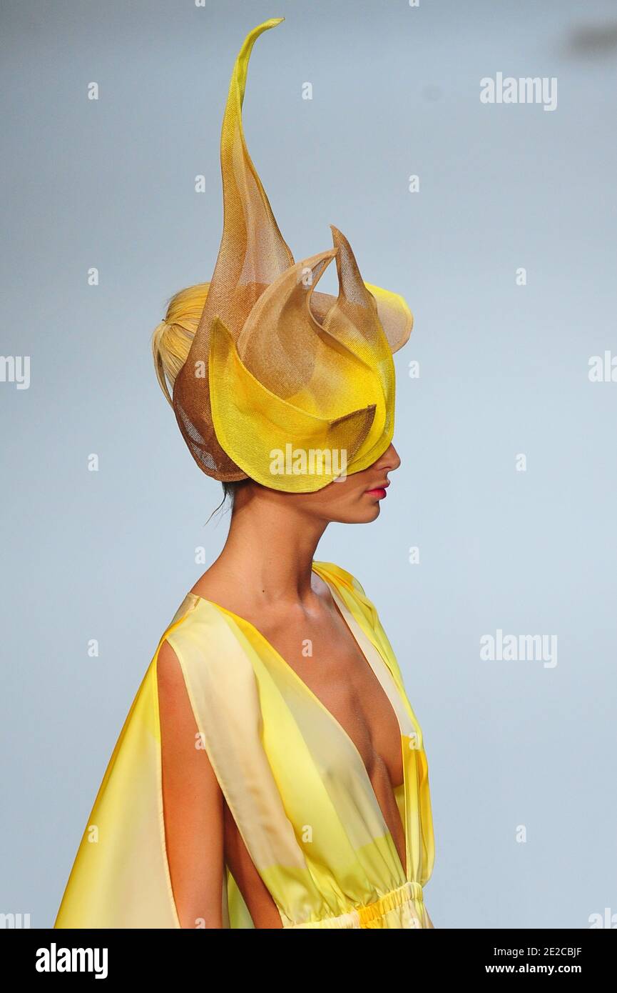 Un modelo muestra una creación del diseñador Dai Fujiwara para la muestra de la colección de Issey Myake Primavera-Verano 2012 Ready-to-Wear celebrada en el Jardin des Tuilleries en París, Francia, el 2 de octubre de 2011. Foto de Christophe Guibbaud/ABACAPRESS.COM Foto de stock