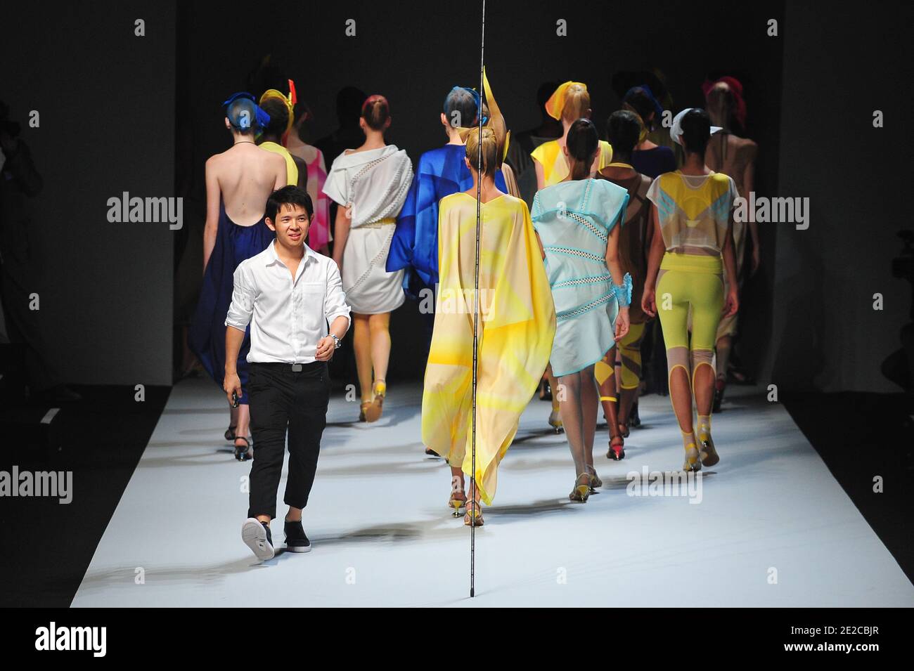 El diseñador japonés Dai Fujiwara hace una aparición para Issey Myake Primavera-Verano 2012 Ready-to-Wear colección show celebrada en el Jardin des Tuilleries en París, Francia, el 2 de octubre de 2011. Foto de Christophe Guibbaud/ABACAPRESS.COM Foto de stock