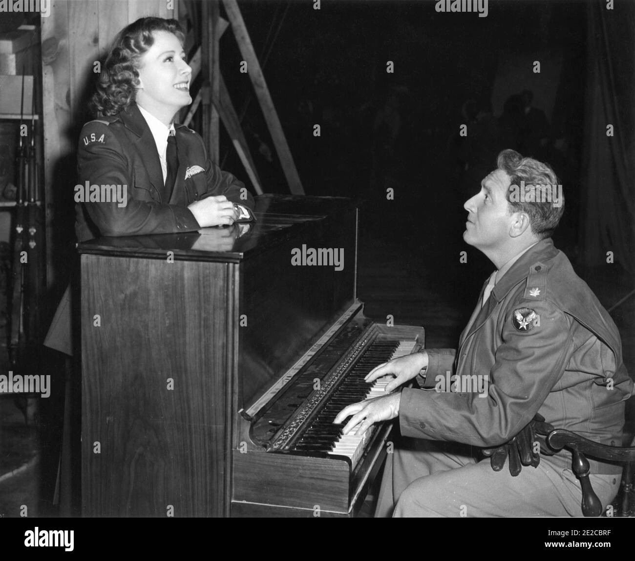 reflujo congestión comer IRENE DUNNE y SPENCER TRACY tocando piano en Set Candid Durante la filmación DE UN TIPO LLAMADO JOE 1943 director VICTOR FLEMING guión Dalton Trumbo Metro Goldwyn Mayer Fotografía de stock - Alamy reflujo congestión comer IRENE DUNNE y SPENCER TRACY tocando piano en Set Candid Durante la filmación DE UN TIPO LLAMADO JOE 1943 director VICTOR FLEMING guión Dalton Trumbo Metro Goldwyn Mayer Fotografía de stock - Alamy