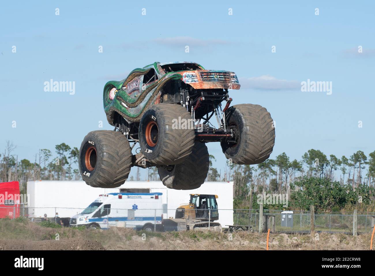 Un camión monstruo atrapa el aire durante las carreras en Nápoles, Florida. Foto de stock