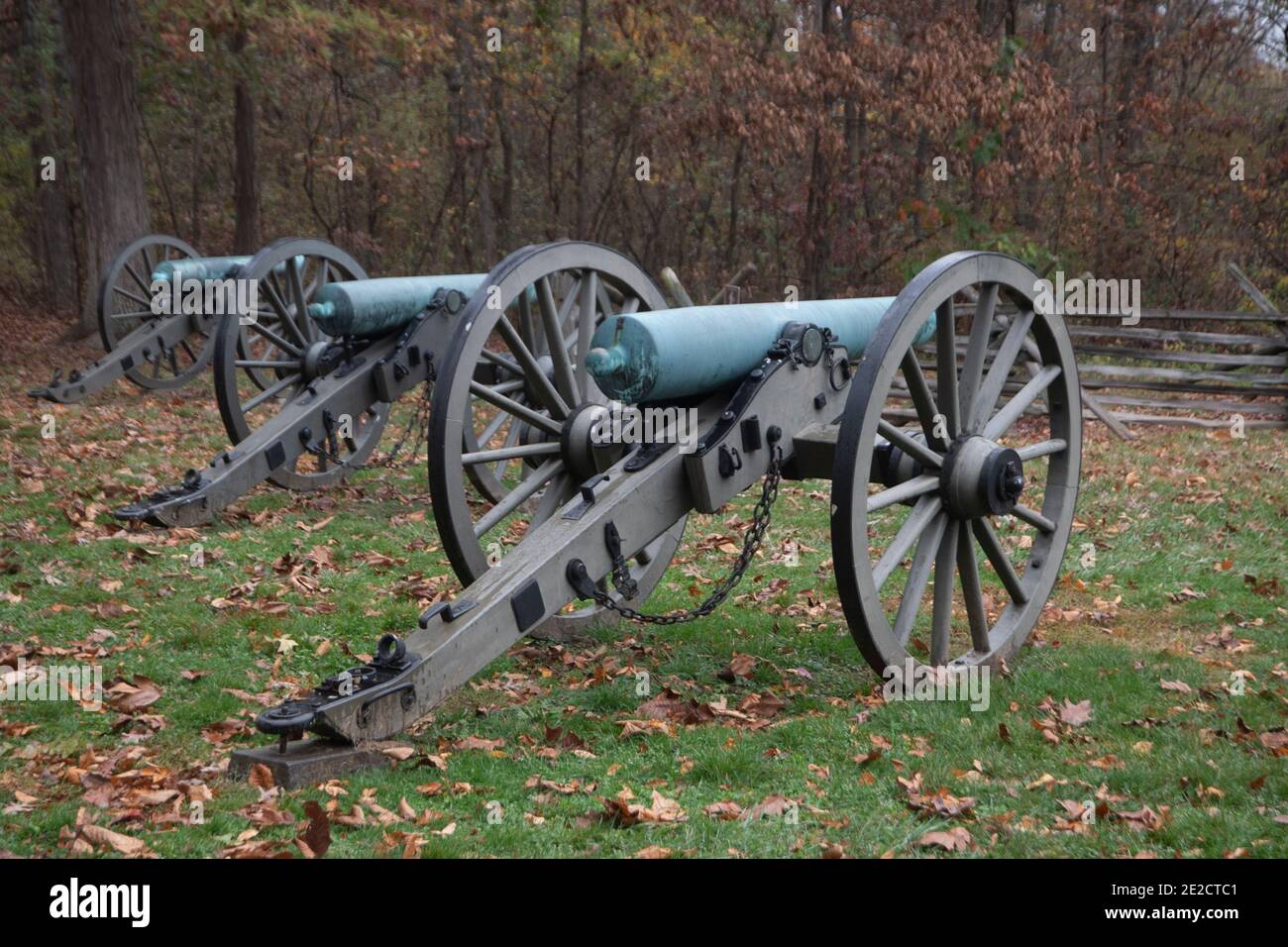 Los cañones apuntan hacia los campos donde se libraron muchas batallas durante la Guerra Civil en Gettysburg Pennsylvania. Se produjeron más de 51.000 víctimas. Foto de stock