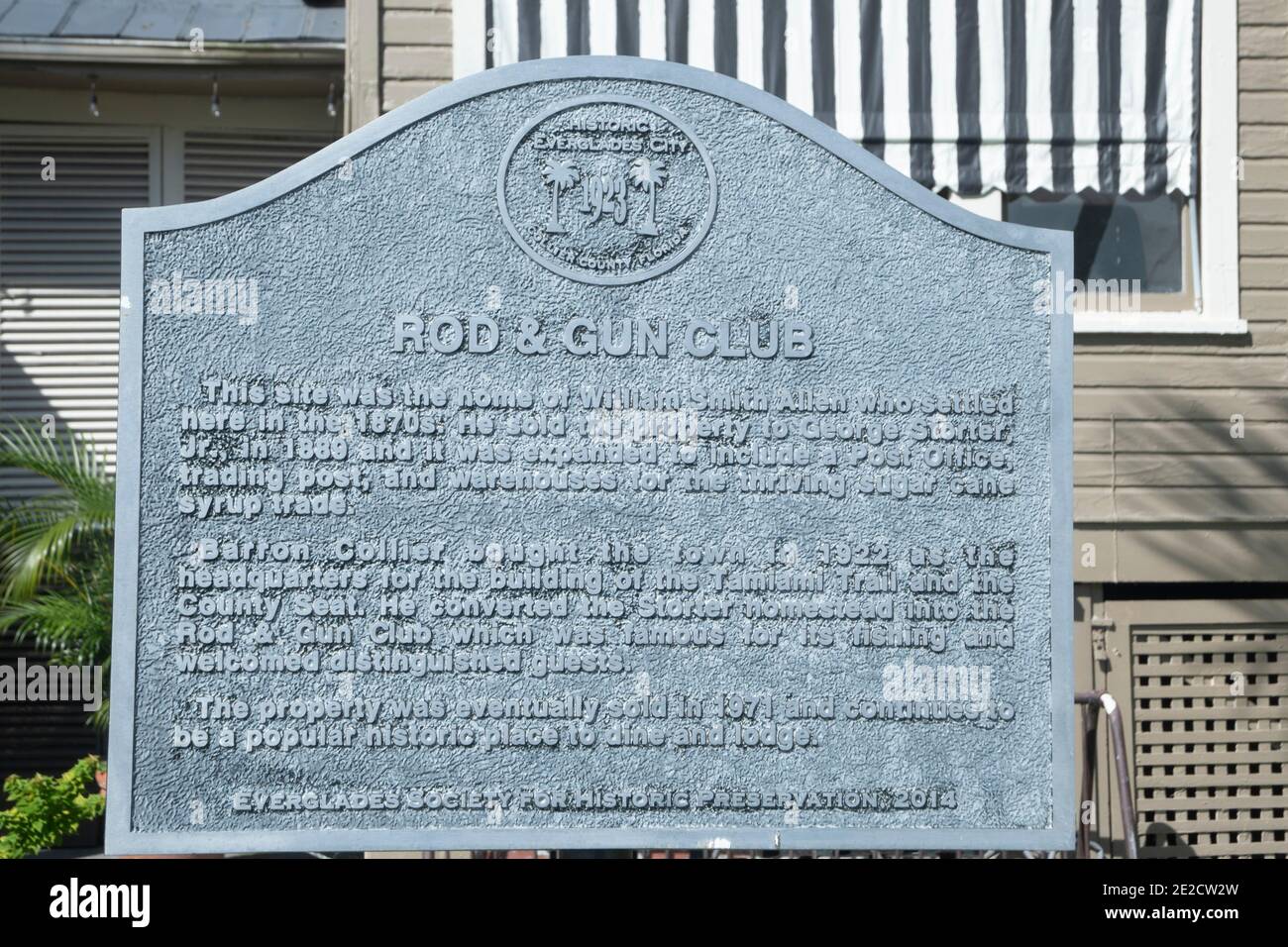 Un marcador muestra un suspiro describiendo el histórico Everglades City Rod & Gun Club. Foto de stock