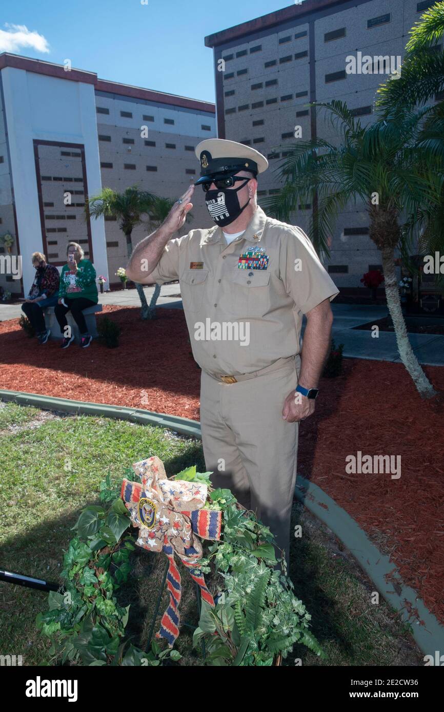 El MNC David West saluda como las coronas están siendo exhibidas durante las Wreaths Across America honrando a los veteranos que han fallecido. Foto de stock