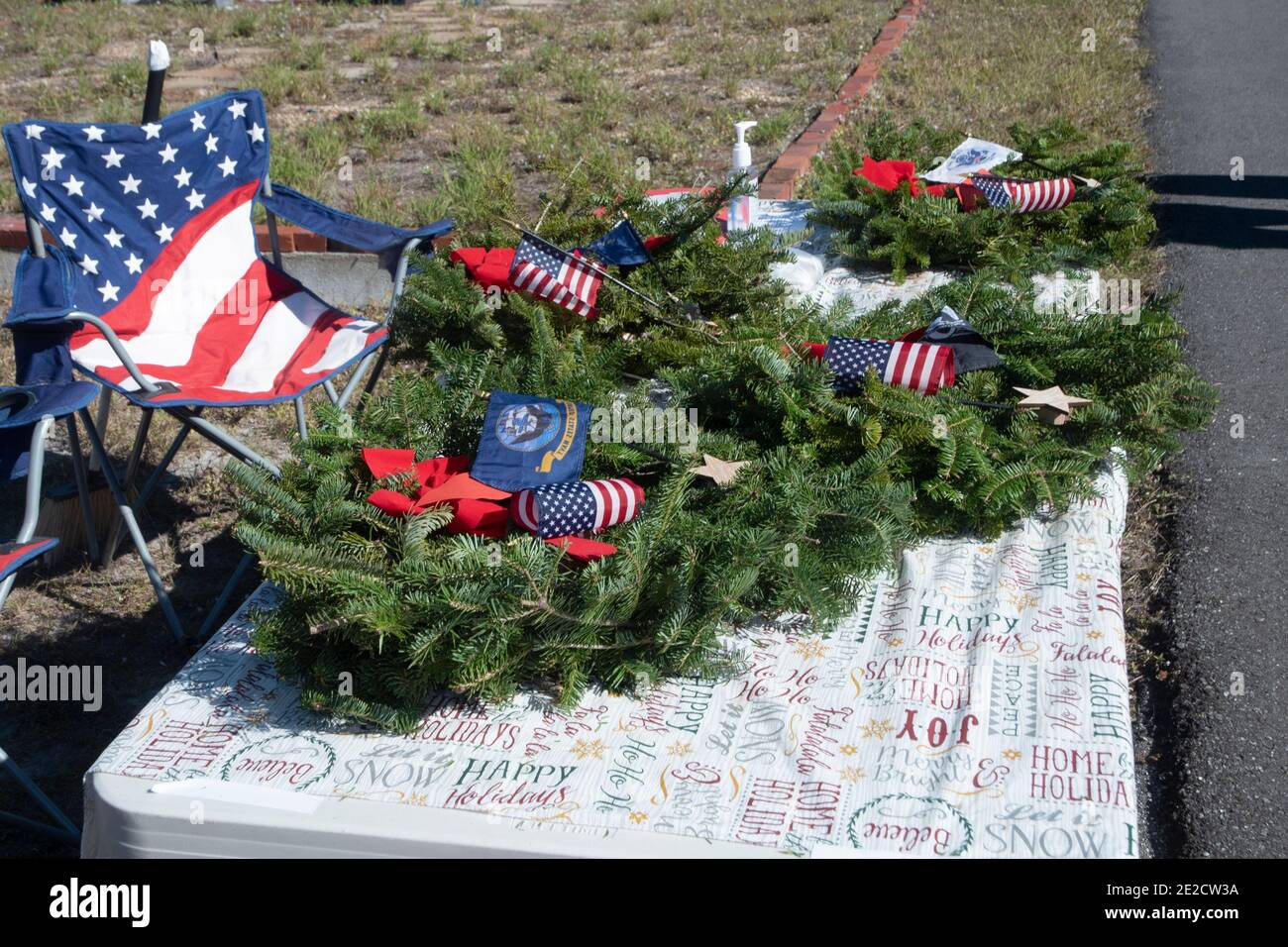 Las coronas se depositaron sobre una piedra durante las ceremonias de colocación de coronas como parte de las Wreaths Across America, recordando a los veteranos caídos. Foto de stock