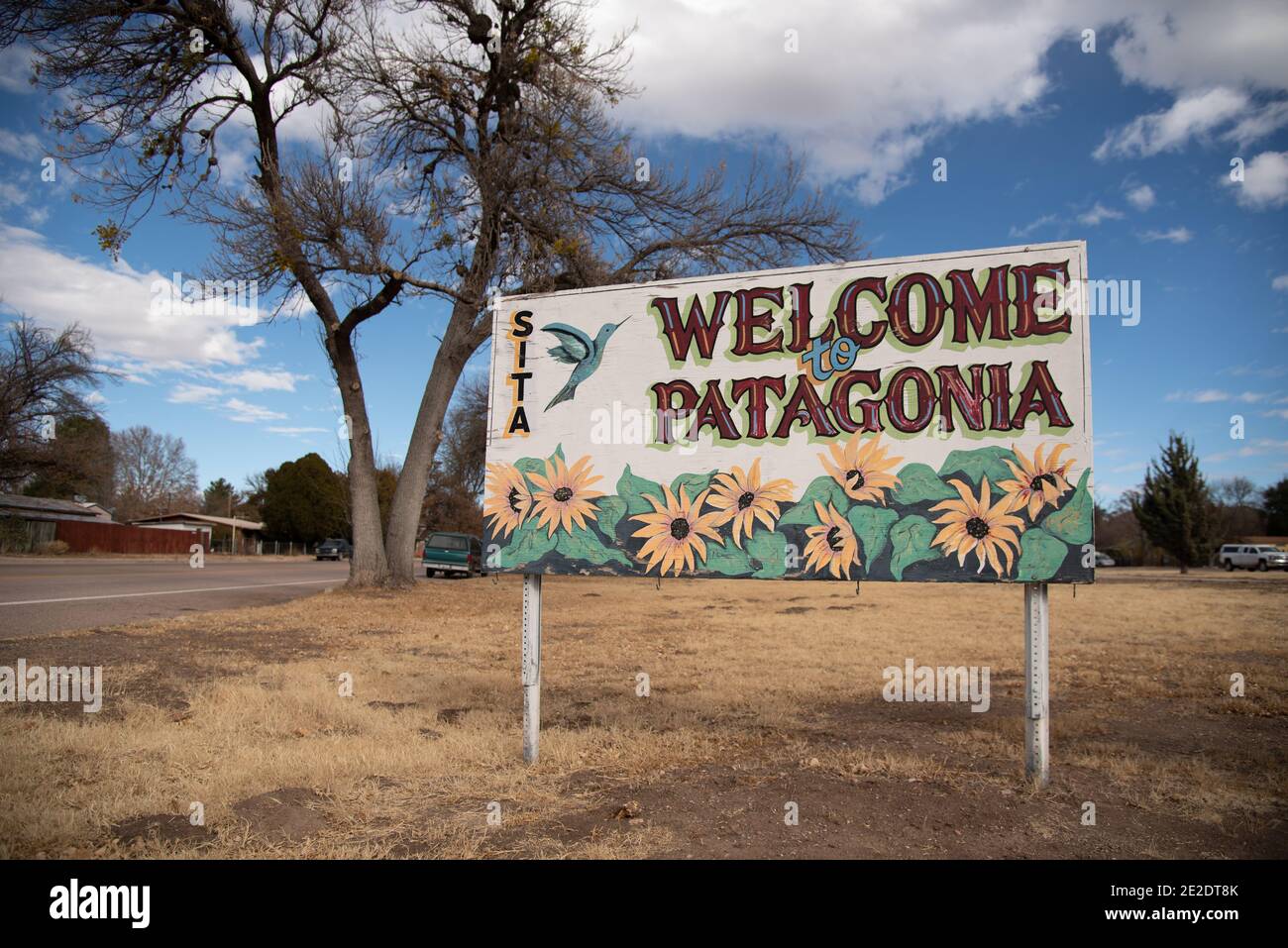 Un gran cartel de bienvenida saluda a los viajeros que entran en la pequeña ciudad de Patagonia, Arizona, Estados Unidos, Estados Unidos. Foto de stock